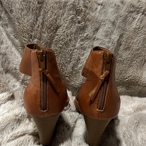 Aerosoles HeelRest tan sandals size 8.5. 3&1/4 “ heel - Picture 3 of 9